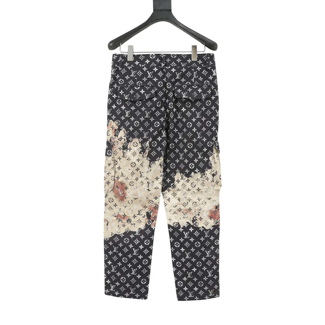 🅿️490 Louis Vuitton/Louis Vuitton all-over printed denim trousers MONOGRAM deconstructs denim workwear design with dynamic sports tailoring. A zip fastens the hood high on the collar, and it features front slant patch pockets and an elasticated hem. Monogram silicone embossed on yoke, pockets and sleeves conveys branding interest. Major celebrities and internet celebrities are vying for the model! It can be called the hottest style of the year! The first order is limited to 500 pieces, a blockbuster item! Sizr:XS-L
